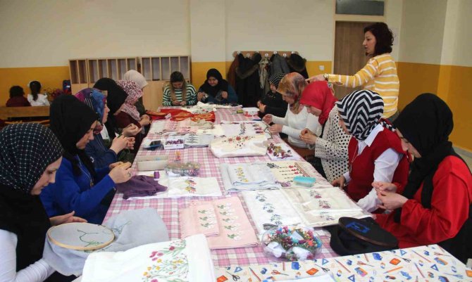 Kütahya’da İğne Oyası Kursu İlgi Görüyor