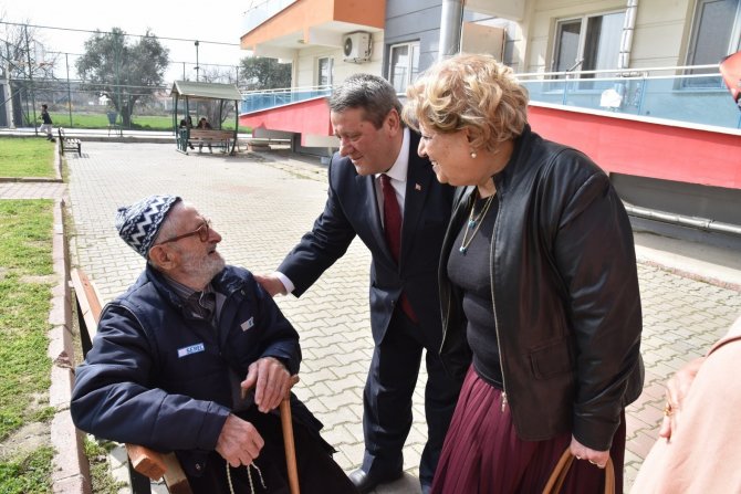 Manisa, Depremzedeleri Bağrına Bastı