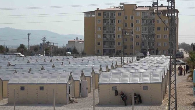 Depremzedeler İçin Gönderilen İ̇sveç Yapımı Çadırlar Evleri Aratmıyor