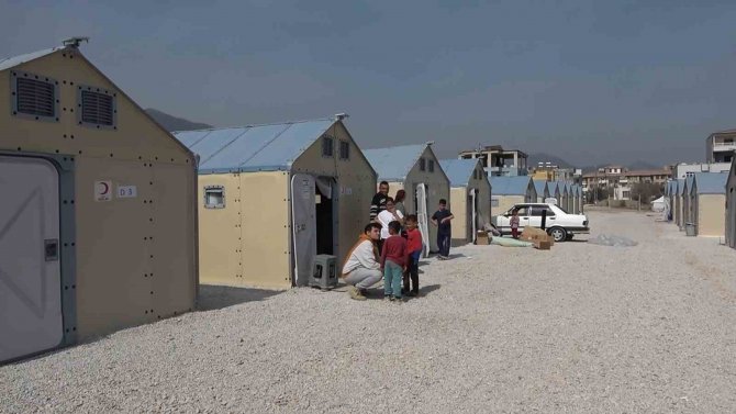 Depremzedeler İçin Gönderilen İ̇sveç Yapımı Çadırlar Evleri Aratmıyor