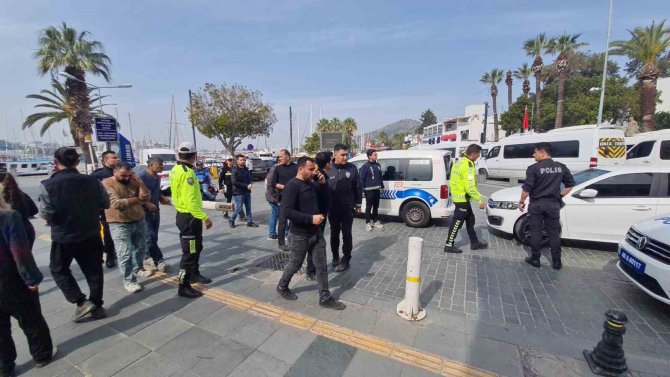 Kaçak Binaları Yıkılınca Belediye Binasına Baskın Yaptılar