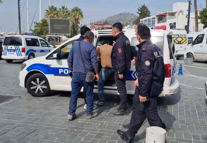 Kaçak Binaları Yıkılınca Belediye Binasına Baskın Yaptılar