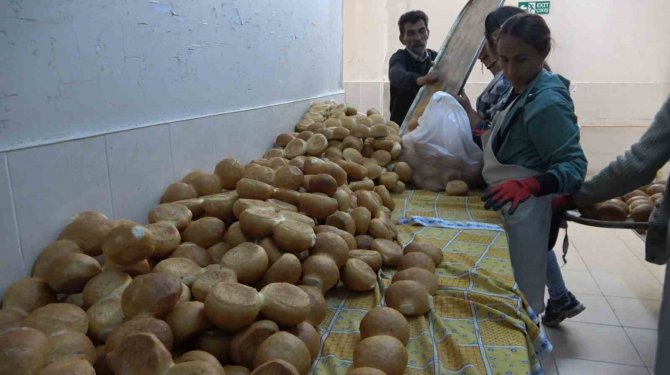 Lise Fırınında Depremzedeler İçin Günlük 35 Bin Ekmek Üretiliyor