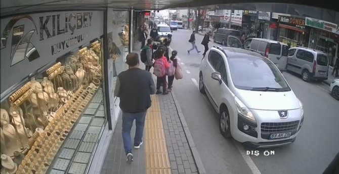 Yolun Karşısına Geçmek İsteyen Çocuğa Otomobil Çarptı
