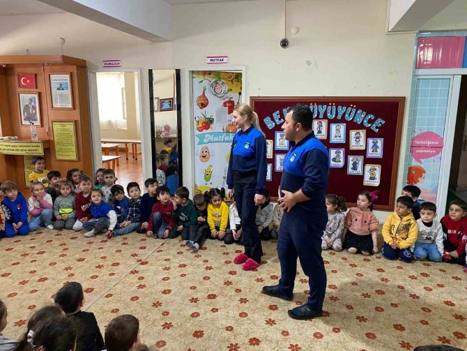Siirt Belediyesi Zabıta Ekibi Minik Öğrencileri Bilgilendirdi