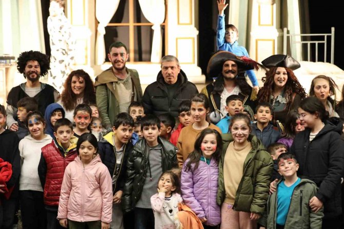 Depremzede Aileler Ve Çocuklar Tiyatro İle Moral Buldu