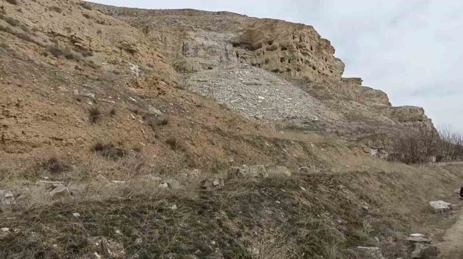 Depremde 4 Bin Yıllık Apartmanda Zarar Gördü