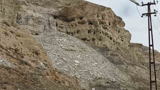 Depremde 4 Bin Yıllık Apartmanda Zarar Gördü