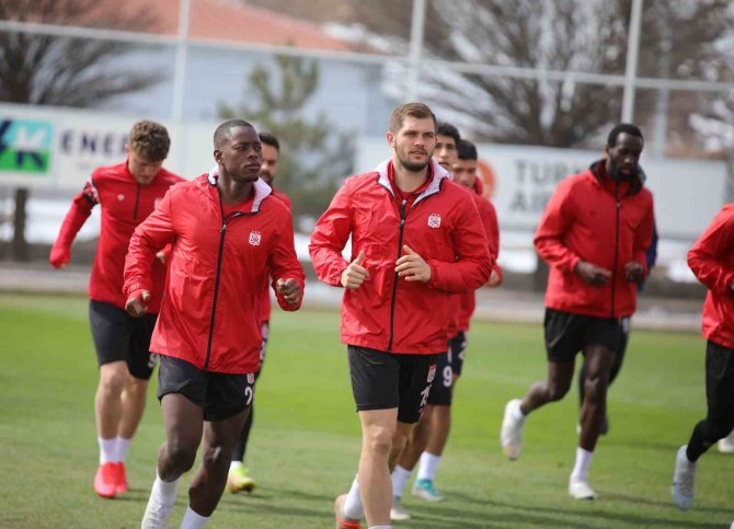 Sivasspor, 3 Puan Parolasıyla Karagümrük Maçına Hazırlanıyor
