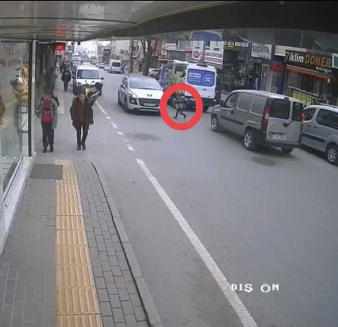 Yolun Karşısına Geçmek İsteyen Çocuğa Otomobil Çarptı