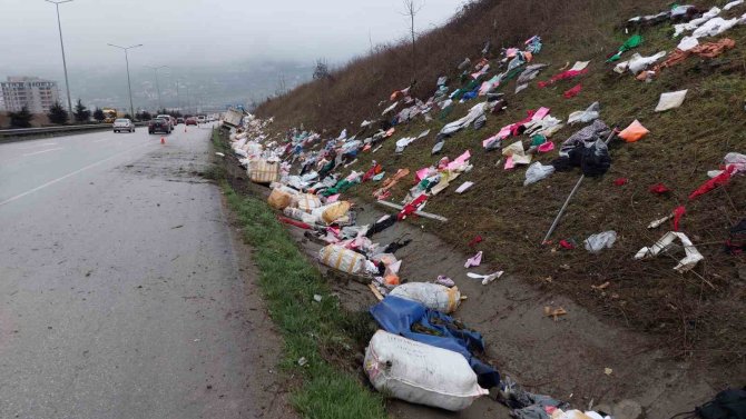 Samsun’da Tır Kazası: Giysiler Yola Saçıldı