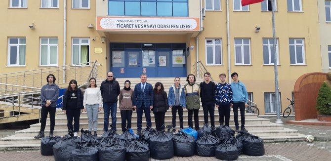 Lise Öğrencileri 360 Kilo Mavi Kapak Topladı