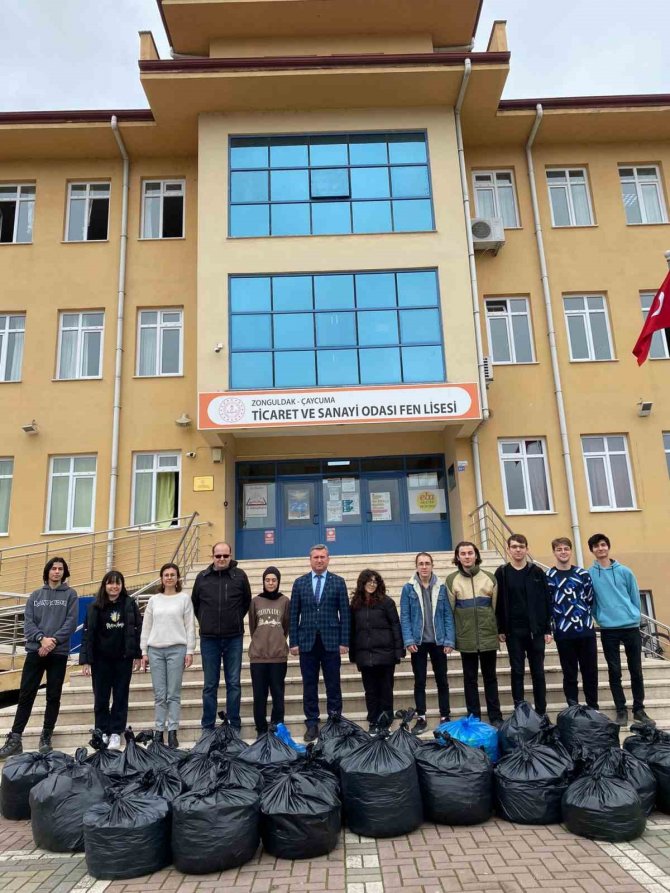 Lise Öğrencileri 360 Kilo Mavi Kapak Topladı