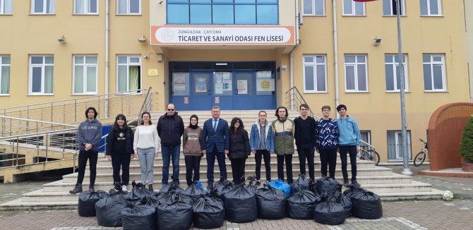 Lise Öğrencileri 360 Kilo Mavi Kapak Topladı