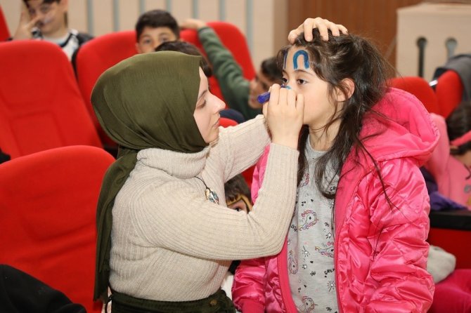 Erciş Belediyesinden Depremzede Öğrencilere Sinema Etkinliği