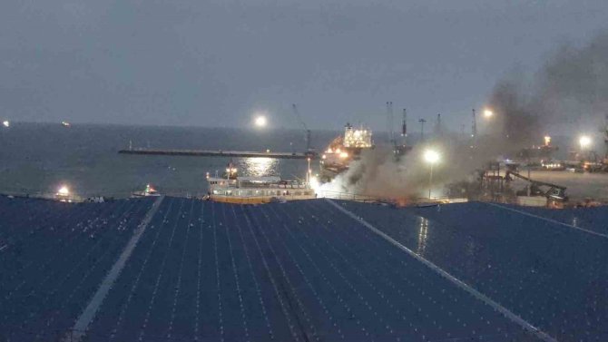 Tekirdağ Açıklarında Feribot Alev Alev Yandı