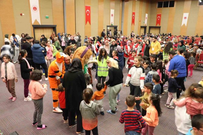 Depremzede Aileler Ve Çocukları Belediyenin Etkinliğinde Moral Buldu