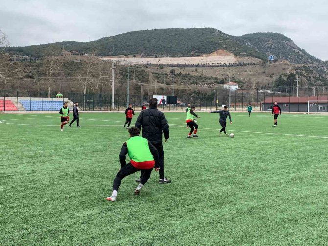 1969 Bilecik Spor Kulübü Futbolcularından Zorlu Tekirdağ Deplasmanı Öncesi Moraller Yerinde