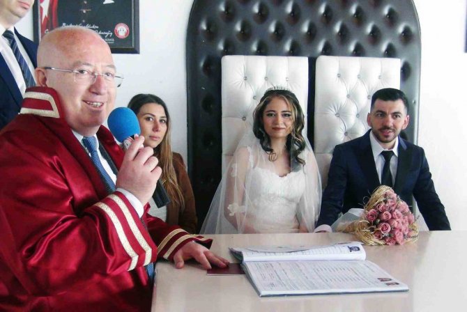 Deprem Acılarını Unutup, Mutluluğa Evet Dediler
