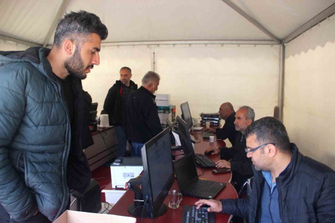 Depremzede Vatandaşlara Mobil Hizmet Noktasında Eyt Hizmeti