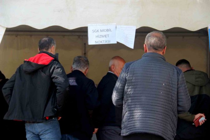 Depremzede Vatandaşlara Mobil Hizmet Noktasında Eyt Hizmeti