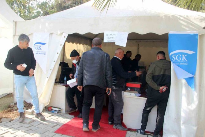 Depremzede Vatandaşlara Mobil Hizmet Noktasında Eyt Hizmeti