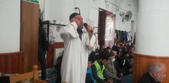 Cuma Namazı İçin Hasar Almayan Camilere Akın Ettiler
