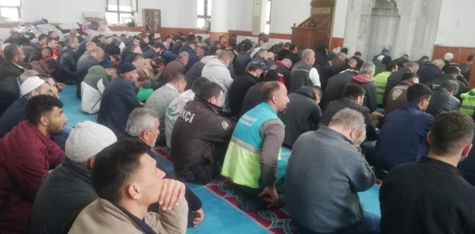 Cuma Namazı İçin Hasar Almayan Camilere Akın Ettiler