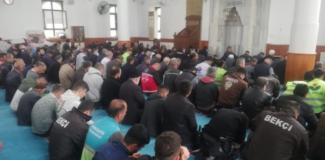 Cuma Namazı İçin Hasar Almayan Camilere Akın Ettiler