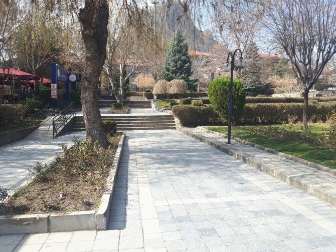 Hem Güneşlendiler, Hem De Kuraklıktan Dert Yakındılar