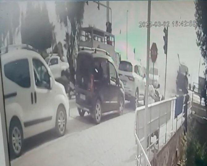 Alanya’da Depremzedeleri Ölüme Götüren Kaza Güvenlik Kamerasına Yansıdı