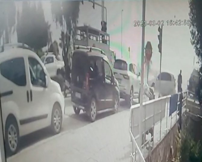 Alanya’da Depremzedeleri Ölüme Götüren Kaza Güvenlik Kamerasına Yansıdı