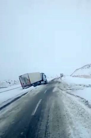 Ardahan’ın Yüksek Kesimlerinde Kar Yağışı: Tırlar Yolda Mahsur Kaldı