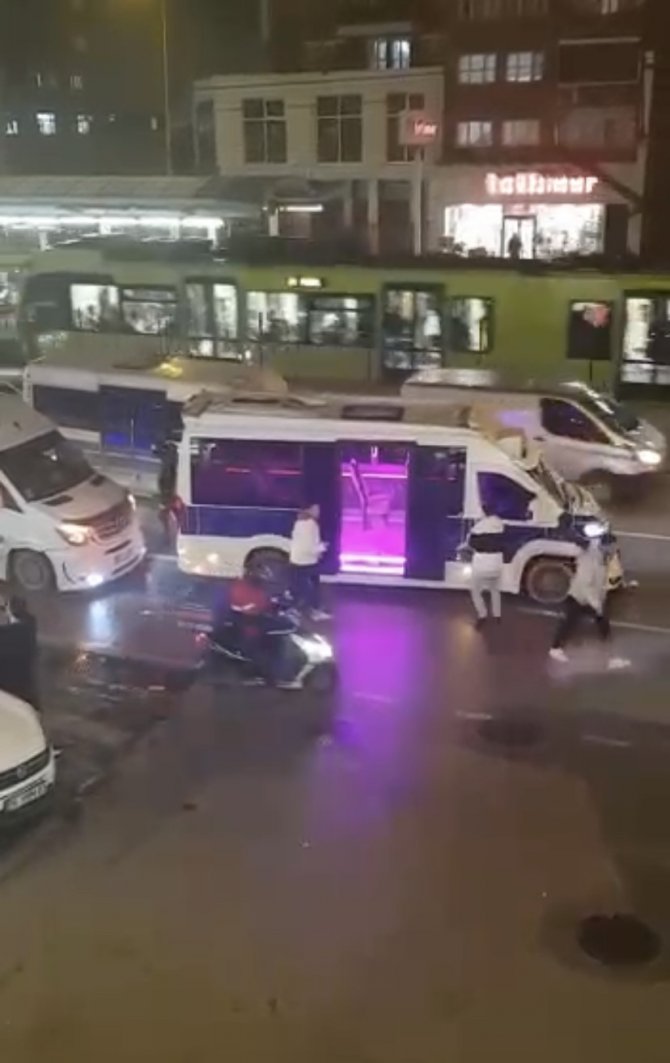 Asker Konvoyu Yapan Gençler Trafiği Durma Noktasına Getirdi
