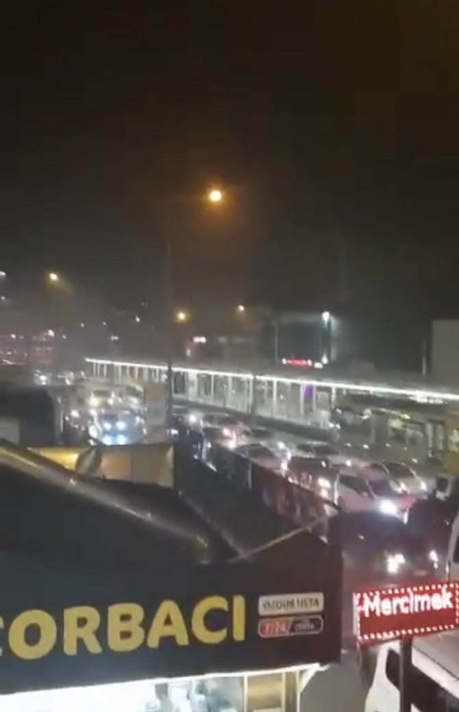 Asker Konvoyu Yapan Gençler Trafiği Durma Noktasına Getirdi