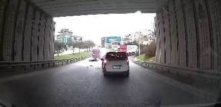 Ataşehir’de Panelvanı Sollayan Motosikletli, Önündeki Ticari Araca Çarpıp Yere Savruldu