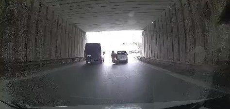 Ataşehir’de Panelvanı Sollayan Motosikletli, Önündeki Ticari Araca Çarpıp Yere Savruldu