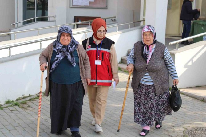 Depremzede Gülnihal Kıvrak: “Yer Yerinden Oynadı, Televizyon, Masa Zıpladı”