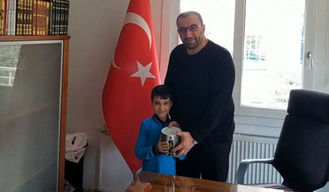 İ̇lkokul Öğrencisi Kumbarasındaki Parayı Depremzedeler İçin Bağışladı