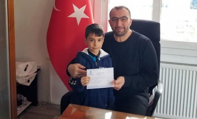 İ̇lkokul Öğrencisi Kumbarasındaki Parayı Depremzedeler İçin Bağışladı