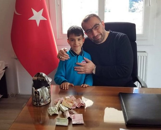 İ̇lkokul Öğrencisi Kumbarasındaki Parayı Depremzedeler İçin Bağışladı
