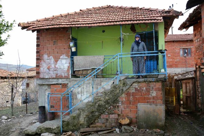 Sındırgılı Fatma Nine Tarlalarını Depremzedeler İçin Bağışladı