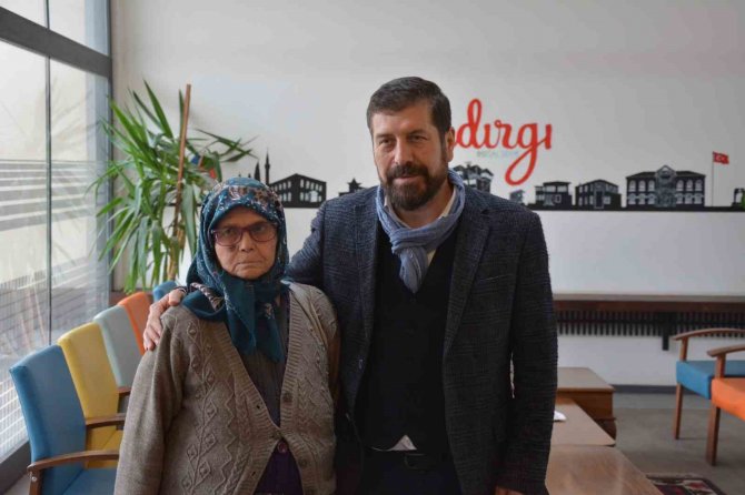 Sındırgılı Fatma Nine Tarlalarını Depremzedeler İçin Bağışladı