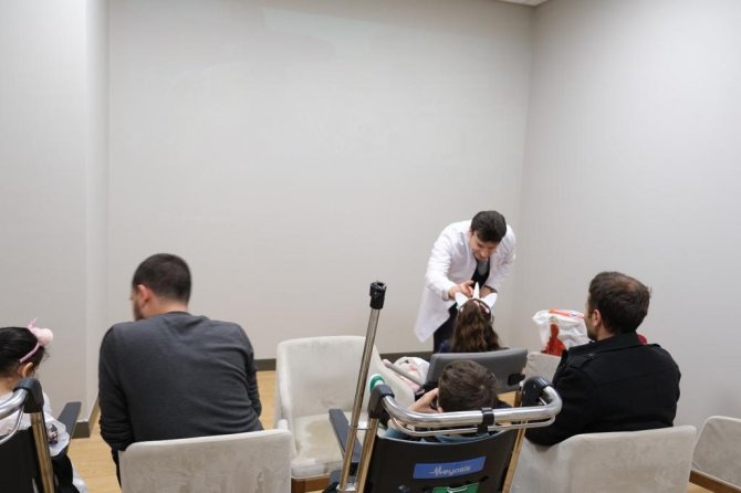Tedavileri Süren Depremzede Çocuklar İçin Hastanede Sinema Etkinliği