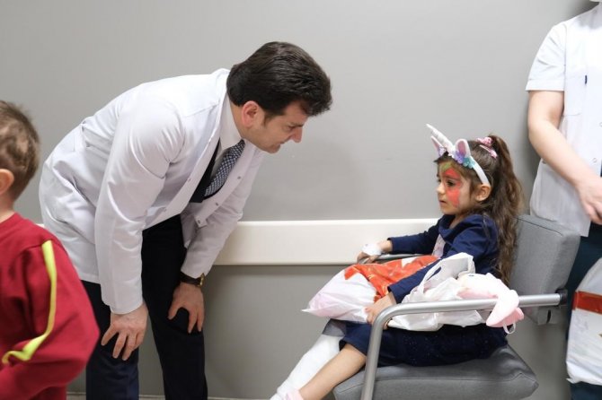 Tedavileri Süren Depremzede Çocuklar İçin Hastanede Sinema Etkinliği