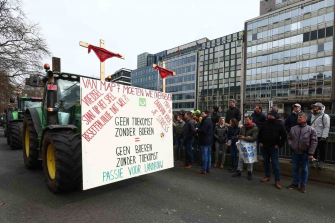 Brüksel’de Çiftçilerden Traktörlü Protesto