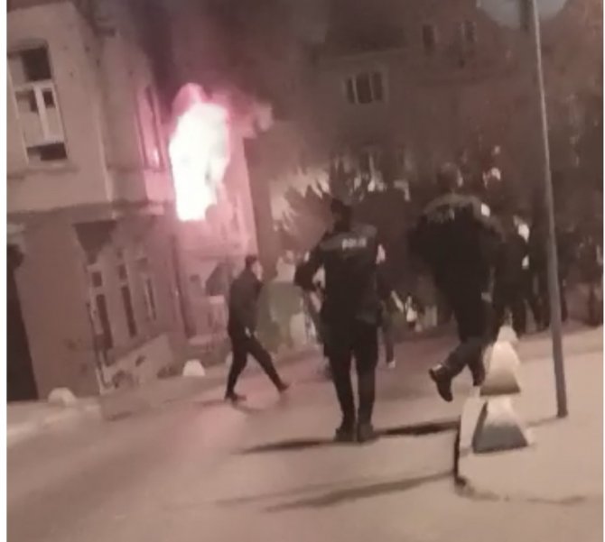 Beyoğlu’nda Korkutan Yangın: Mahsur Kalan 2 Kişiyi İtfaiye Ekipleri Kurtardı
