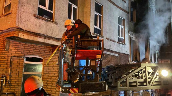 Beyoğlu’nda Korkutan Yangın: Mahsur Kalan 2 Kişiyi İtfaiye Ekipleri Kurtardı