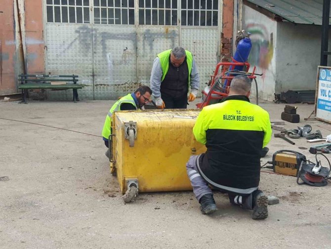 Bilecik’te Çöp Konteynırların Bakım Ve Tamirleri Yapılıyor