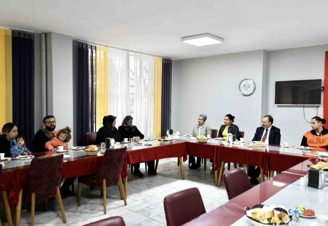 Vali Kızılkaya, Depremzede Ailelerle Kahvaltı Yaptı